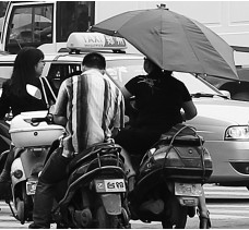 昨日，鄭州市鄭州花園路與農(nóng)業(yè)路交叉口，電動車裝傘埋下安全隱患