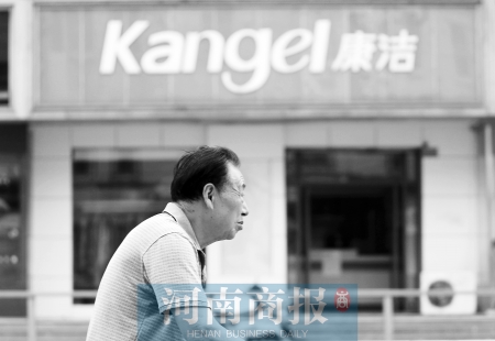 　這一切，將會(huì)給康潔公司、加盟商，乃至鄭州洗衣行業(yè)，帶來(lái)什么？ 記者 趙卓/攝