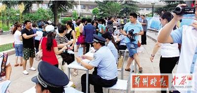 昨天上午，警方在紫荊山廣場進(jìn)行了大規(guī)模的宣傳活動。警方供圖