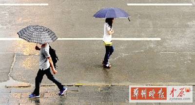 昨天傍晚，市民在雨中行走。