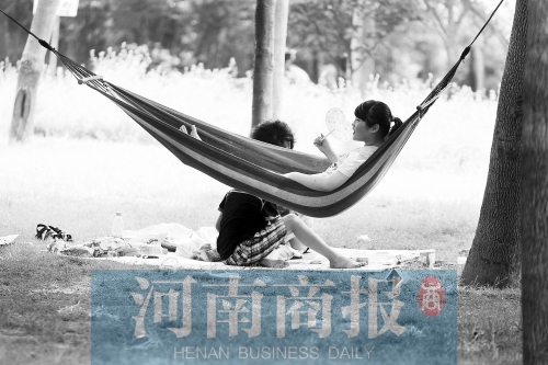 天又熱了起來(lái)，外出游玩，記得防曬哦 記者 趙卓/攝　