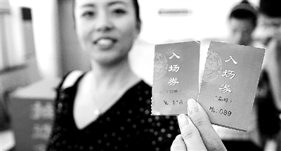 本報記者抽出的兩名消費者代表。