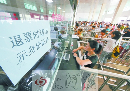 洛陽火車站退票窗口前，一名乘客正在退票。