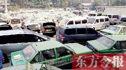 國慶期間，鄭州市客運管理處查處的大批非法營運車輛