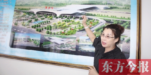 梁園區(qū)高鐵建設(shè)指揮部常務(wù)副指揮長、梁園區(qū)委副書記杜麗亞向記者介紹高鐵站效果圖