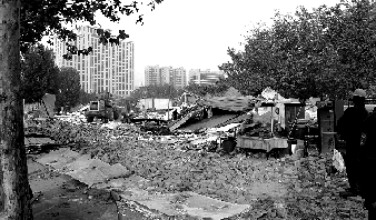 對(duì)公園選址的5.5萬多平方米的違章建筑進(jìn)行拆除。