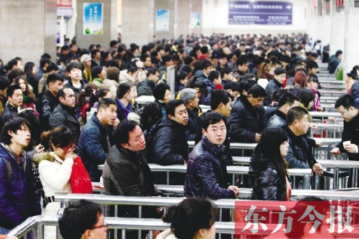 鄭州火車站迎來(lái)節(jié)后最后一波客流高峰。昨日，售票廳內(nèi)人頭攢動(dòng)
