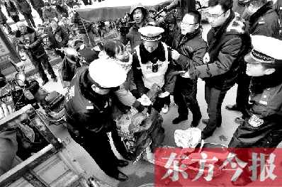 面對要暫扣的非機動車，看車人急了