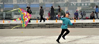 昨日,省會(huì)天氣晴好,春意盎然。上午,在綠城廣場(chǎng),一個(gè)小女孩在快樂(lè)地放風(fēng)箏。