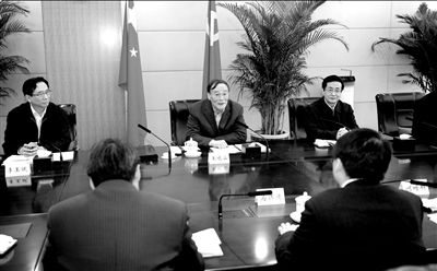 11月30日，中共中央政治局常委、中央紀委書記王岐山在北京主持召開座談會，聽取專家學者對黨風廉政建設和反腐敗工作的意見和建議。新華社發(fā)