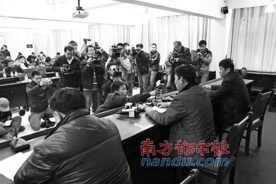 5日下午，河南蘭考縣召開新聞發(fā)布會，就民辦收養(yǎng)所火災(zāi)事故公開回應(yīng)。