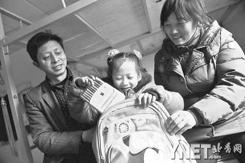 這是范勇一家在北京過得第二個春節(jié)，小女兒給記者展示習總書記送的書。