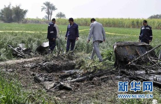 2月26日，在埃及旅游城市盧克索附近，警察和救援人員在發(fā)生熱氣球爆炸事故的現(xiàn)場查看熱氣球殘骸。