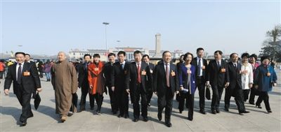 昨日，中國人民政治協(xié)商會議第十二屆全國委員會第一次會議在北京人民大會堂開幕。這是全國政協(xié)委員走向人民大會堂。新華社記者 陳樹根 攝