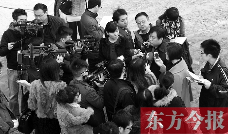經(jīng)適房“下課”，公租房的申請(qǐng)、租金等備受關(guān)注，圖為鄭州市房管局規(guī)劃和住房保障處處長(zhǎng)馮榮智被媒體記者“