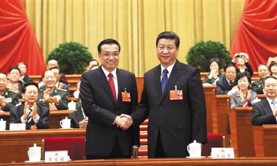 昨日，人大會(huì)議投票表決，決定李克強(qiáng)為國(guó)務(wù)院總理后，習(xí)近平和李克強(qiáng)親切握手。 新華社記者 蘭紅光 攝