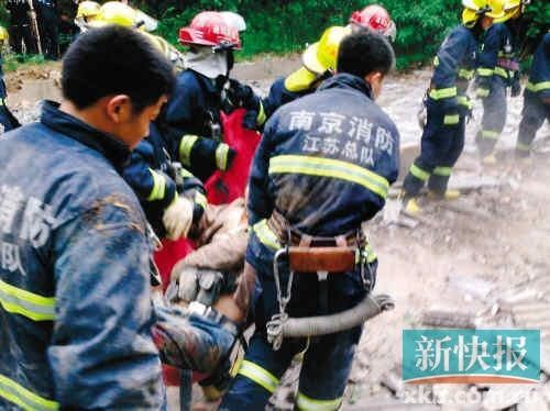 ■江蘇消防人員在現(xiàn)場(chǎng)搶救受傷者。CFP供圖