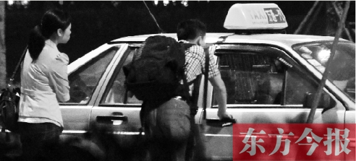 5月1日，記者夜探鄭州火車(chē)東站黑出租車(chē)，司機(jī)告知記者不打表40元，記者上車(chē)錄音取證