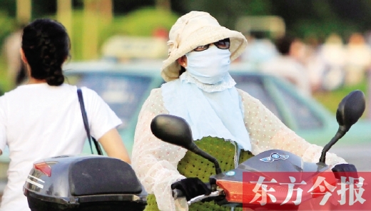 　昨日，鄭州街頭，一些女士全副“捂”裝，只為防暑防曬