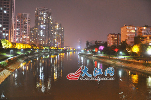 夜幕下的玉帶河，風(fēng)景很好，但是臭氣熏天。