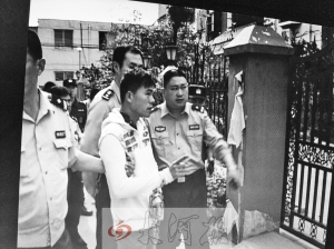 吳強指認現(xiàn)場(翻拍),他是高胖雇用的殺手之一。