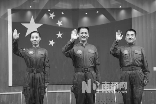 神舟十號(hào)航天員王亞平(左)、聶海勝(中)、張曉光(右)。 新華社發(fā)
