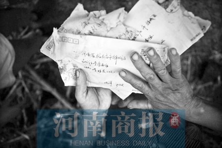 兒子寫來(lái)的每一封信，母親都小心翼翼地保管著