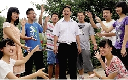 同學(xué)們用手臂連成光環(huán)，把班主任老師圍起來(lái)，表達(dá)對(duì)他的敬意和謝意。