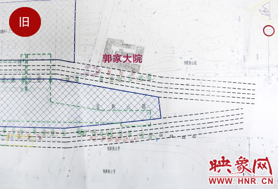 原先圖紙上顯示，在紫荊山路東側(cè)和西側(cè)，各設(shè)計(jì)了4條臨時(shí)通道。