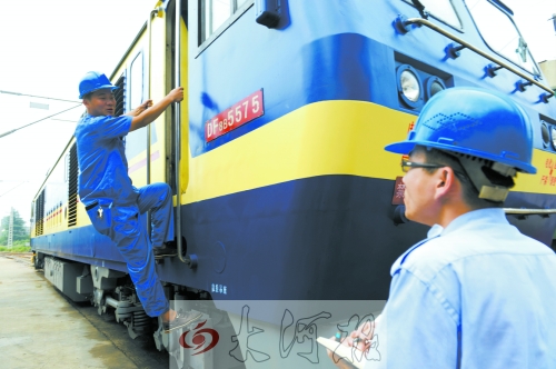 　　首發(fā)車頭以內(nèi)燃機(jī)作牽引，途中車頭、車身都會(huì)換