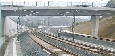 時(shí)速190公里的列車通過(guò)一個(gè)限速80公里的急轉(zhuǎn)彎。
