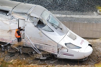 快速列車的車頭沒(méi)有受到太大損壞。