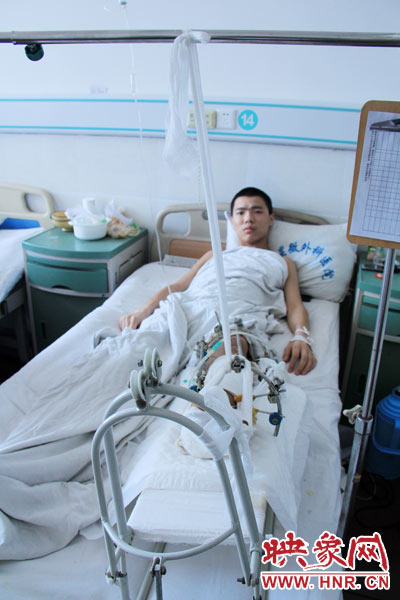“如果有人肯幫我出4萬元的醫(yī)藥費，我愿意為他免費工作3年，多苦多累都行。”7月26日，躺在病床里上的