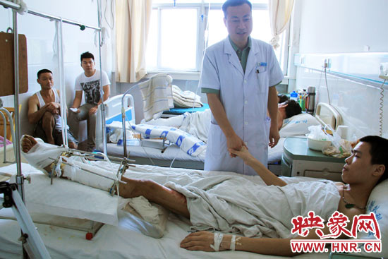據仁濟醫(yī)院外傷科主任張明伍介紹，楊偉峰的小腿的創(chuàng)面已經恢復得差不多了，治療情況還比較樂觀。但因為小腿