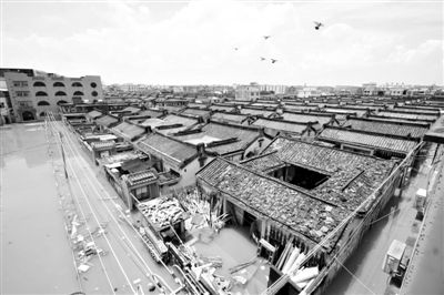 19日，廣東汕頭潮陽區(qū)和平鎮(zhèn)出現(xiàn)水浸現(xiàn)象。連日來，廣東省汕頭市潮陽區(qū)、潮南區(qū)普降暴雨。新華社發(fā)