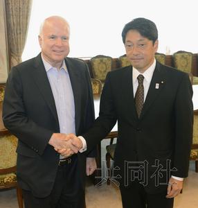 21日上午，美國(guó)共和黨資深參議員麥凱恩（左）與日本防衛(wèi)相小野寺在防衛(wèi)省會(huì)談前握手。（圖片來源：日本共