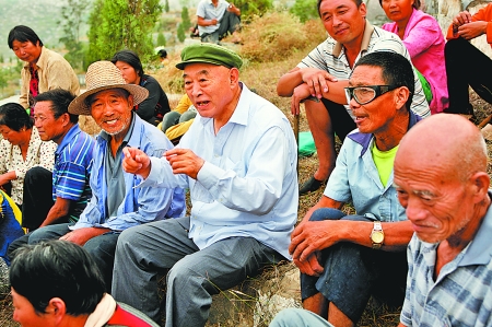 在唐莊，當(dāng)?shù)厝罕娒看我姷絽墙鹩】傆姓f不完的知心話。記者 史長來 攝
