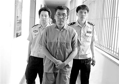 警方押解犯罪嫌疑人“立二拆四”。