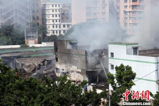 廣州白云區(qū)一倉庫爆炸致4死36傷，事發(fā)3個多小時后現(xiàn)場仍冒著白煙?！「邩s權(quán) 攝