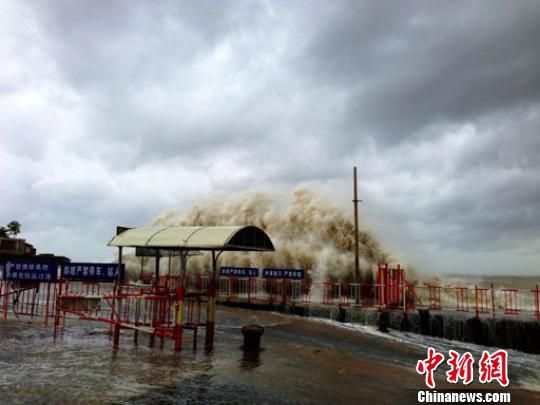汕頭澄海萊蕪碼頭潮位猛漲，巨浪洶涌。