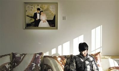 11月28日，青島膠南，丁海偉的婚房掛著與妻子的結(jié)婚照。如今妻子和未出世的孩子都已離世。新京報(bào)記者 周崗峰 攝