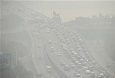 昨日，南昌市八一大橋被霧霾籠罩。 新華社發(fā)