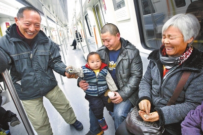 乘客中有80歲的老人，也有幾歲大的小孩，他們眼神共同傳遞著：新鮮和好奇。記者王錚攝