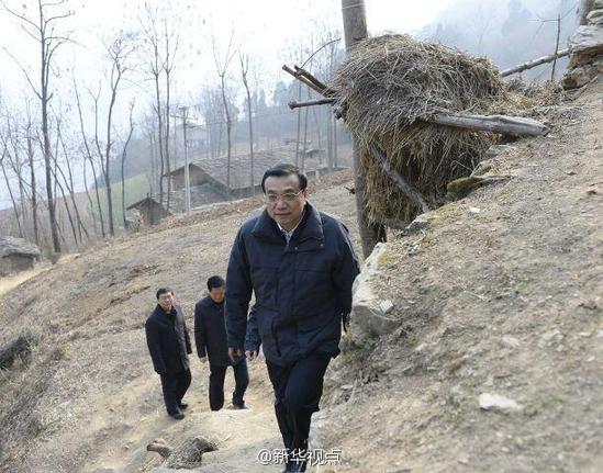 27日，李克強(qiáng)到安康旬陽(yáng)金坡村看望留守兒童。