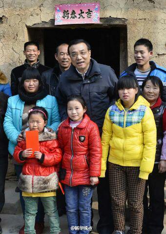 27日，李克強(qiáng)到安康旬陽(yáng)金坡村看望留守兒童。