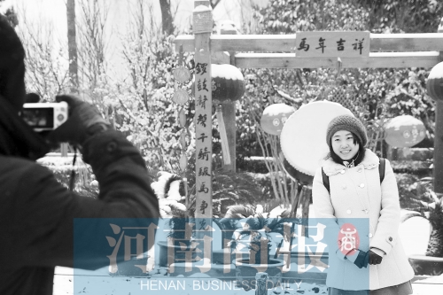 紫荊山公園里布置喜慶，引來(lái)不少游客合影留念。記者 楊東華/攝