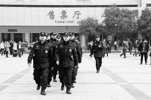 3月2日，鄭州市特警加強對人員密集場所的武裝巡邏。