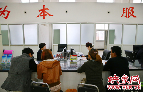 在陽光大廈一樓大廳內(nèi)，分布著人社局、民政局等與群眾利益相關(guān)的民生服務(wù)窗口。