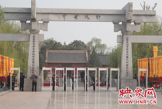 大典入口安檢嚴(yán)格。