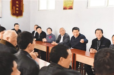 3月17日，習(xí)近平在河南省蘭考縣東壩頭鄉(xiāng)張莊村村委會(huì)與干部群眾座談，聽取意見和建議。